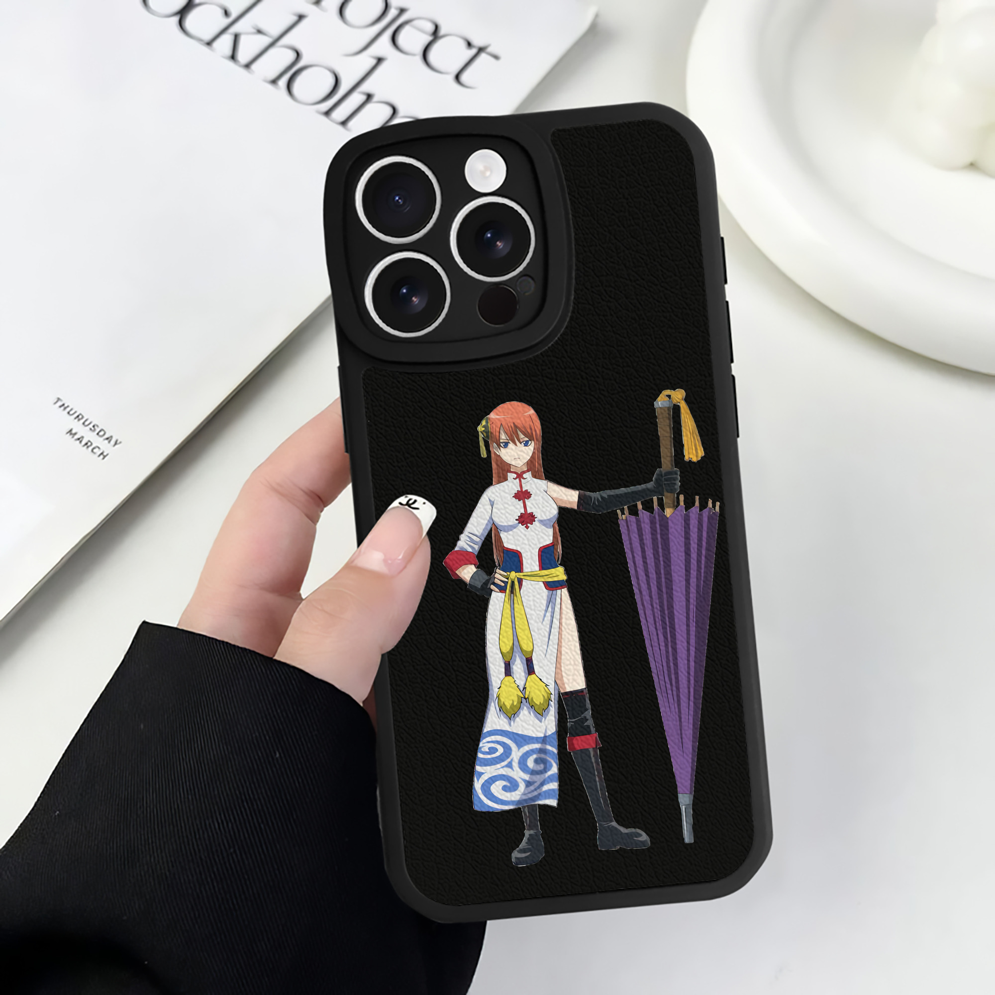 （画像用） ぎんたま 坂田銀時（さかたぎんとき） 神楽 志村新八（しむら しんぱち） GINTAMA Sakata Gintoki Kagura Shimura Shinpachi 【iPhone 16シリーズ対応】シリコンスマホケース（レザー調） 材質：シリコン